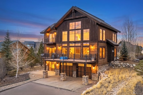 Ultra luxurious 4 bedroom home, views, 2 living spaces and more!