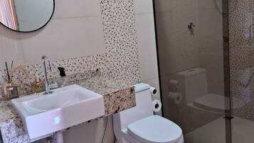 Regadera, secadora de cabello, toallas, papel de baño