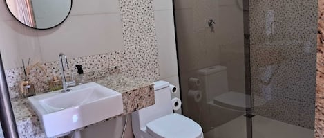Douche, sĂšche-cheveux, serviettes fournies, papier toilette