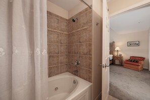 Towels - Lovely remodeled, spacious 2 bedroom with mt view from the deck (Fraser)