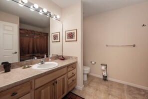 Towels - Lovely remodeled, spacious 2 bedroom with mt view from the deck (Fraser)