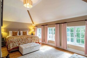 Tabla de planchar con plancha, cuna de viaje, wifi y ropa de cama 