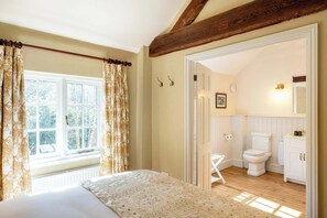 Iron/ironing board, travel cot, WiFi, bed sheets