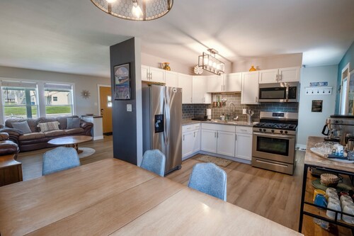 Walk to the beach! Pet-friendly cottage w/yard, hot tub,