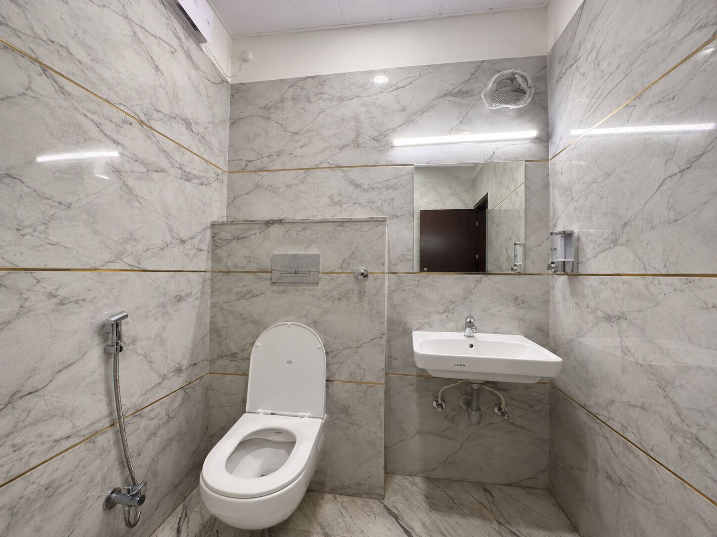 Un baño con inodoro, lavamanos y ducha.