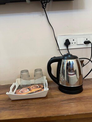 Habitación individual Deluxe, vista a la ciudad | Café y/o cafetera