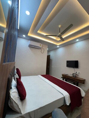 Deluxe Single Room, City View | Bed sheets - Hotel City Rise Gwalior (Gwalior)