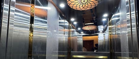 Habitación superior, vista a la ciudad | Interior