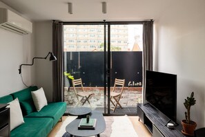 TV - The Carlton Loft Small Scale Retreat (Carlton)