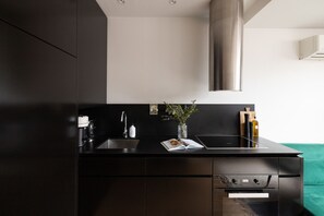 Fridge, microwave, oven, stovetop - The Carlton Loft Small Scale Retreat (Carlton)