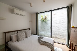 Desk, iron/ironing board, WiFi - The Carlton Loft Small Scale Retreat (Carlton)