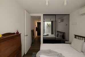 Een bureau, een strijkplank/strijkijzer, wifi