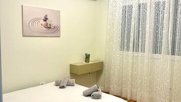 Iron/ironing board, WiFi, bed sheets