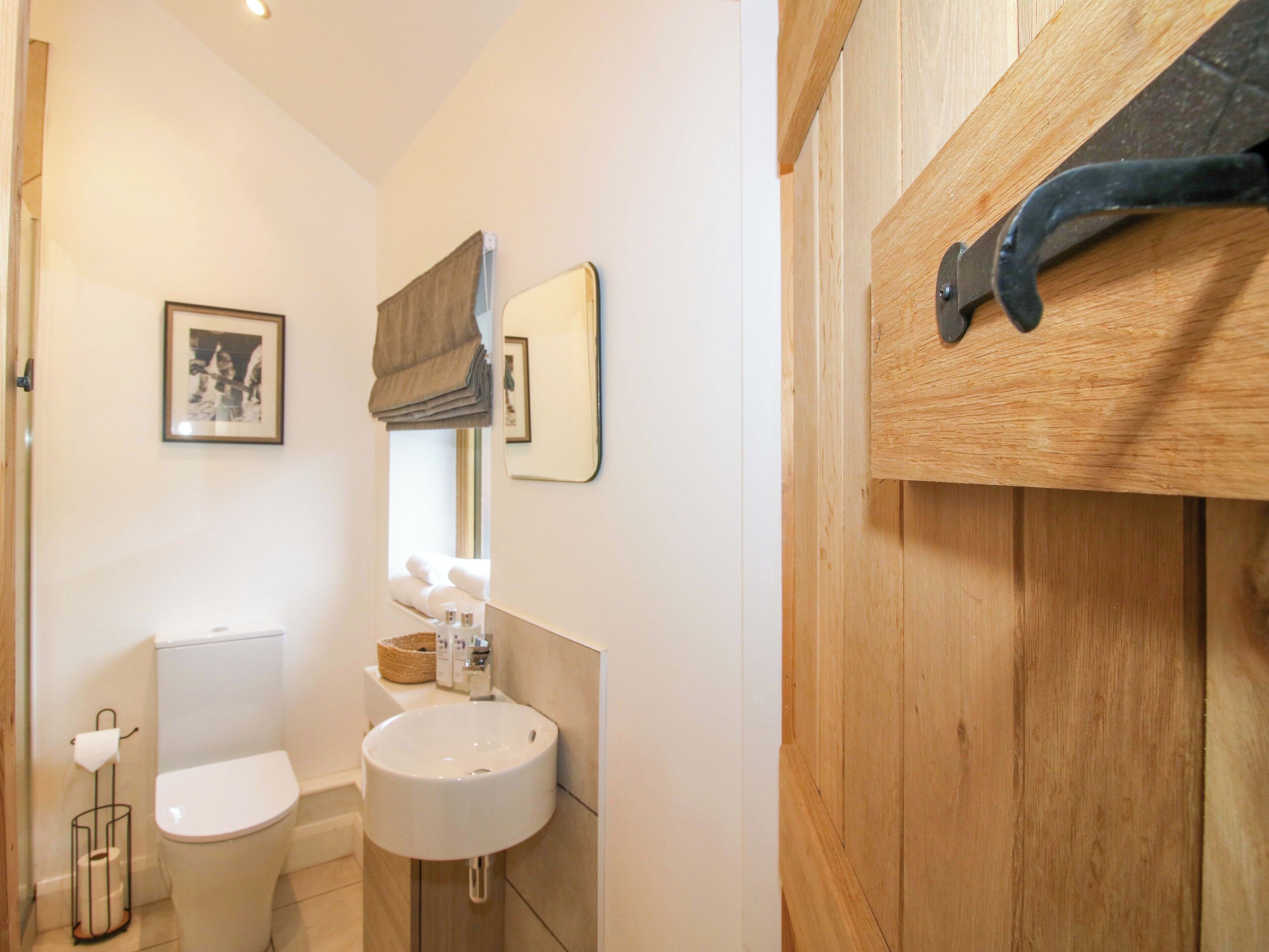 Un baño con inodoro, lavabo y espejo.