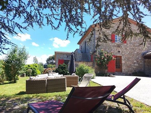 Maison de caractère, au calme, proche du centre du village