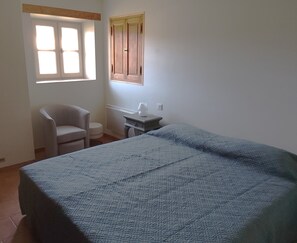 3 bedrooms, Internet, bed sheets - Character house, in a quiet location, close to the village center (Jaujac)