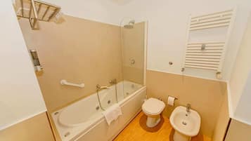 Baignoire Ă jets, sĂšche-cheveux, bidet, serviettes fournies
