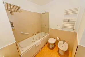 Baignoire à jets, sèche-cheveux, bidet, serviettes fournies
