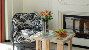 Senior Double Room, Valley View | Living area