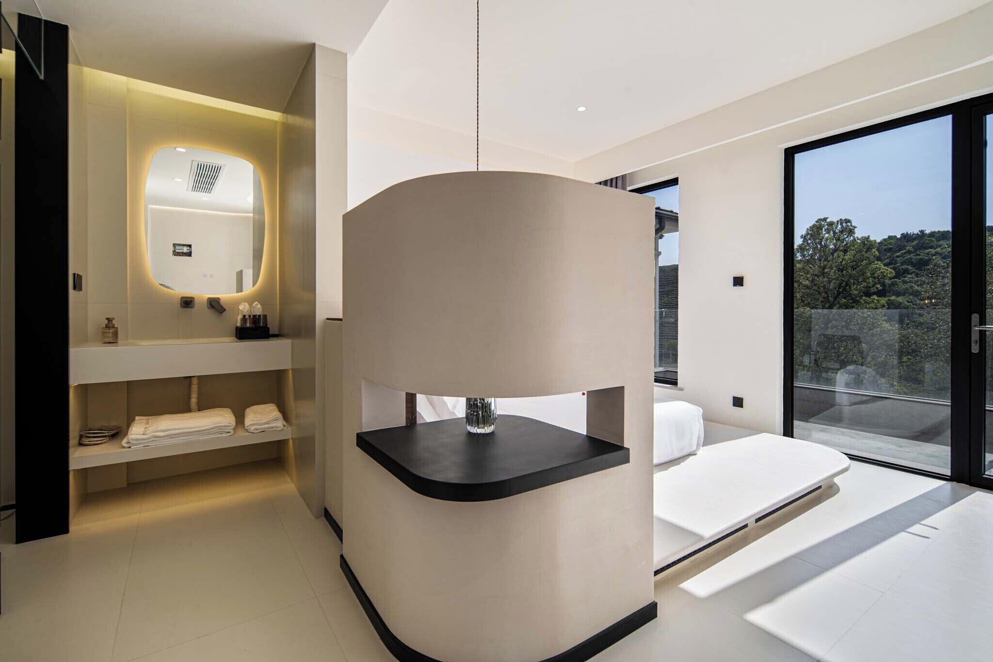 Quarto casal standard, vista para o jardim | Banheiro | Produtos de toalete grátis, secador de cabelo, chinelos 