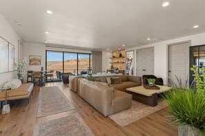 Interior - Ever-Changing Sky: Private Pool, Large Rental! (Washington)