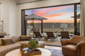 Lobby - Ever-Changing Sky: Private Pool, Large Rental! (Washington)