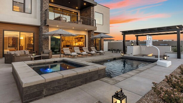 Uma casa moderna com piscina, área de estar externa e varanda coberta.