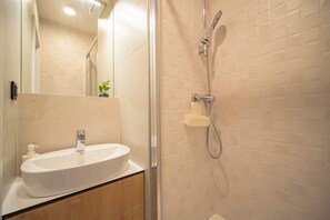 Shower, hair dryer, towels, shampoo - Warm Corner Studio at Kosmalt with Balcony (Košice)