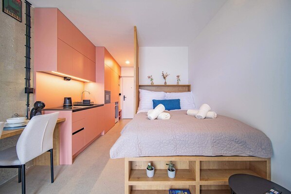 Tabla de planchar con plancha, wifi y ropa de cama 