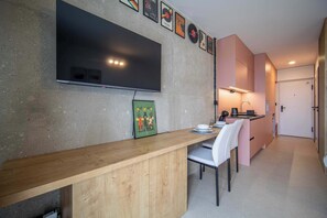 Dining - Warm Corner Studio at Kosmalt with Balcony (Košice)