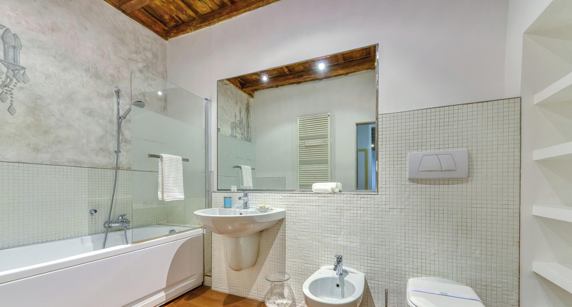 Regadera, secadora de cabello, bidet, toallas 