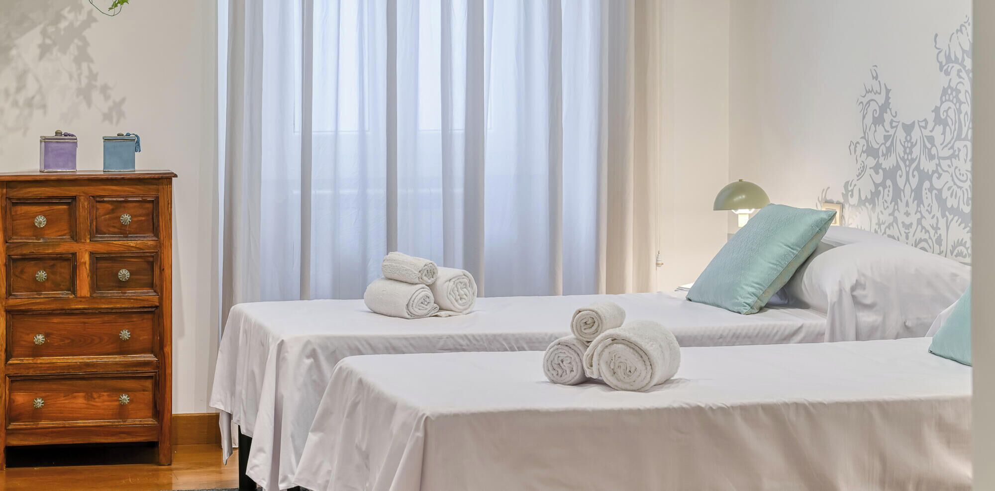 Iron/ironing board, Internet, bed sheets