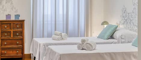 Iron/ironing board, Internet, bed sheets