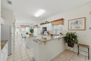 Private kitchen - 4 Bedroom House in Kissimmee, Close to Disney and other Theme Parks (Kissimmee)