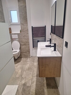 Shower, hair dryer, towels, soap - JOLIE VILLA WITH SWIMMING POOL BETWEEN OCEAN VINEYARD AND BORDEAUX (Le Pian-Médoc)