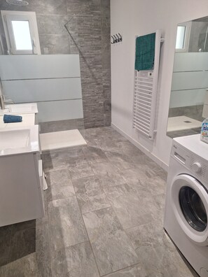 Een douche, een haardroger, handdoeken, zeep