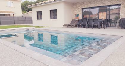 JOLIE VILLA avec PISCINE ENTRE VIGNOBLE OCEAN ET BORDEAUX
