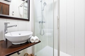 Dusche, Haartrockner, Handtücher, Shampoo