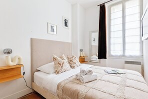 Desk, iron/ironing board, travel crib, free WiFi - Chic 1BR in Saint-Germain – Latin Quarter (Paris)