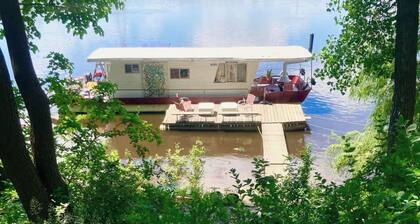 Houseboat on the Mississippi