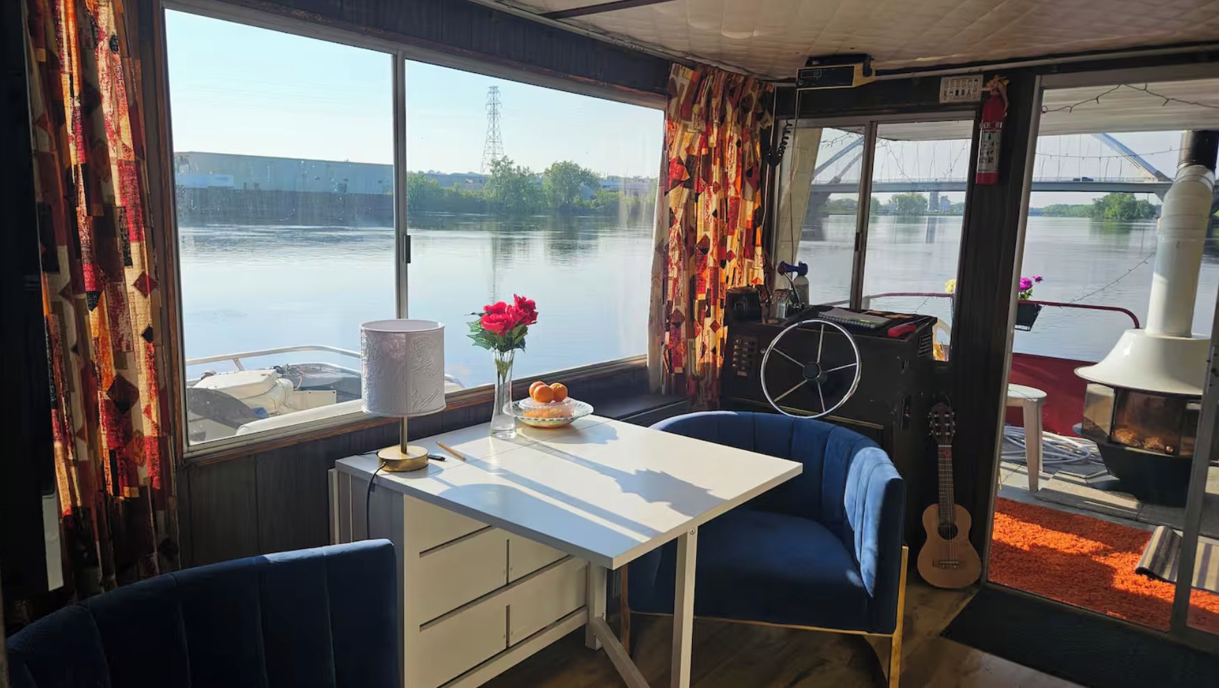 Eine Hütte mit Tisch, Stuhl und Gitarre.