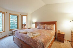 3 bedrooms, iron/ironing board, WiFi, bed sheets - Crestone at Lakepoint Ridge Townhome: Walk to Bike Path & Trails, Lake Dillon (Frisco)