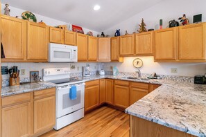 Fridge, microwave, oven, stovetop - Crestone at Lakepoint Ridge Townhome: Walk to Bike Path & Trails, Lake Dillon (Frisco)
