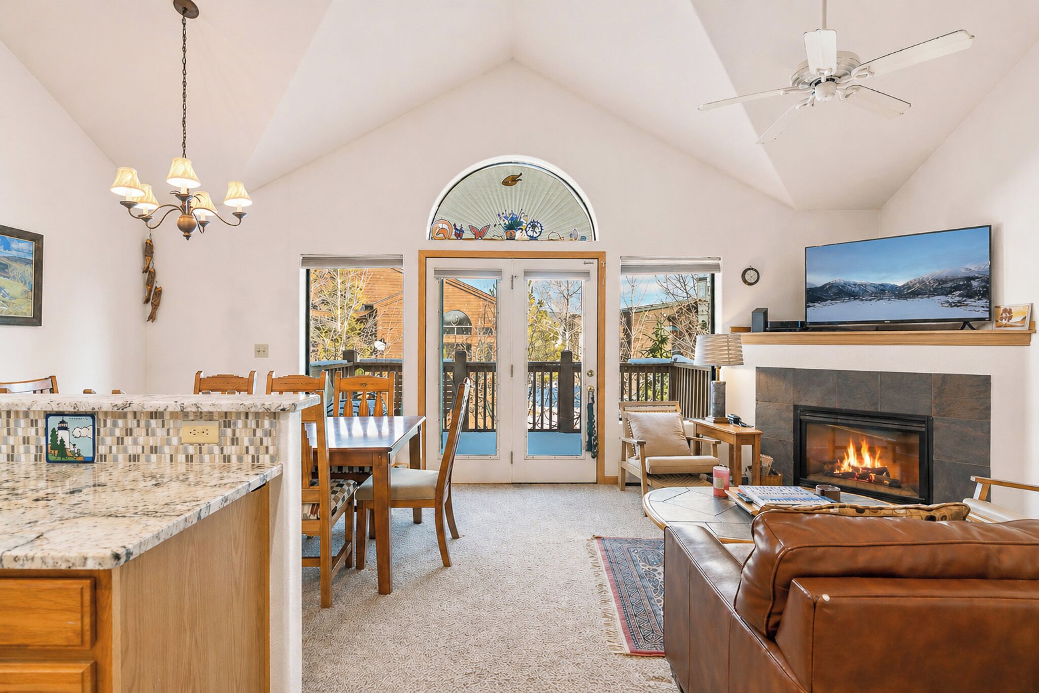 Smart TV, fireplace