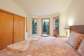 3 bedrooms, iron/ironing board, WiFi, bed sheets - Crestone at Lakepoint Ridge Townhome: Walk to Bike Path & Trails, Lake Dillon (Frisco)