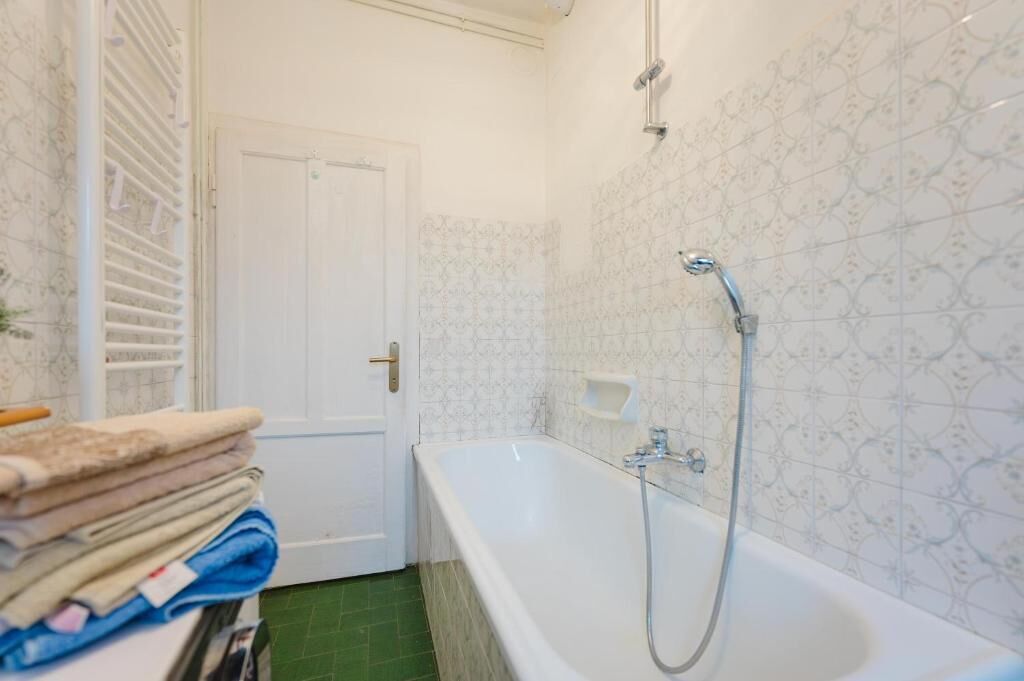 Baignoire, articles de toilette gratuits, sèche-cheveux, bidet
