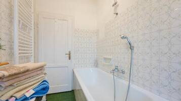 Baignoire, articles de toilette gratuits, sĂšche-cheveux, bidet