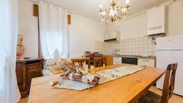 Superior-Apartment, Balkon, Blick auf den Innenhof | Wohnbereich