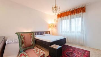 Superior-Apartment, Balkon, Blick auf den Innenhof | Schreibtisch