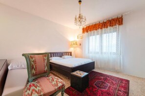 Superior-Apartment, Balkon, Blick auf den Innenhof | Schreibtisch